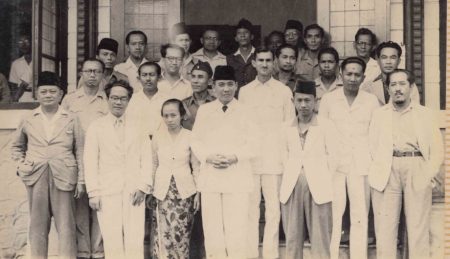 S.K. Trimurti diapit oleh Perdana Menteri Amir Sjarifuddin dan Presiden Sukarno setelah dilantik sebagai Menteri Perburuhan pada Oktober 1947
