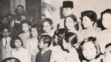 Presiden Soekarno bersama anak-anak Indonesia di Keubes RI di Washington, AS/wikimedia.org