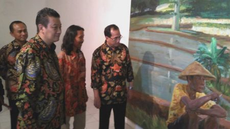 Menhub Budi Karya Sumadi melihat pameran Raja Kaya Budi Ubrux/YUK