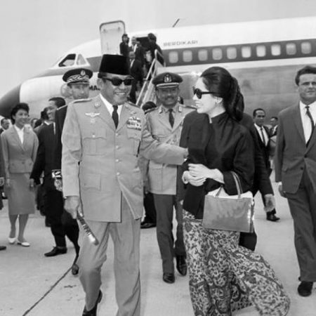Bung Karno dan Ratna Sari Dewi di Paris, 1 Juli 1965