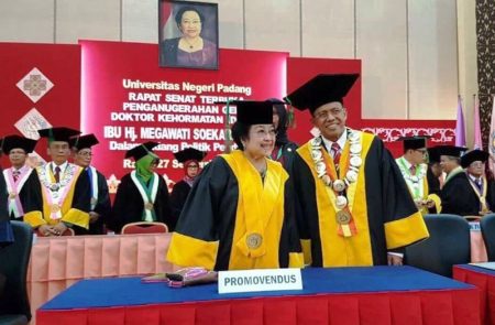 Megawati Soekarnoputri setelah menerima gelar doktor honoris causa dari Universitas Negeri Padang, 27 September 2017.