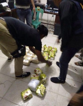 Aparat BNN berhasil menyita 30 bungkus sabu dalam penangkapan di Aceh 5 November 2017 [Foto: BNN]