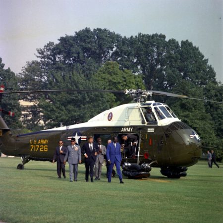 Ilustrasi: BK dan JFK setelah naik helikopter putar-putar Capital dan sekitar Gedung Putih, Washington DC, AS/jfklibrary.org