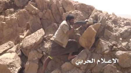 Pejuang Suku Houthi bergerilya di pegunungan-pegunungan Yaman.