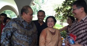 Pendiri dan Pemimpin Umum Suluh Indonesia, Emir Moeis (kiri) bersama Ketua Umum PDI Perjuangan Megawati Soekarnoputri.