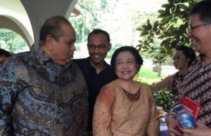 Pendiri dan Pemimpin Umum Suluh Indonesia, Emir Moeis (kiri) bersama Ketua Umum PDI Perjuangan Megawati Soekarnoputri.