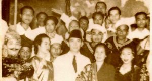 Bung Karno di tengah-tengah kelompok teater Monte Carlo