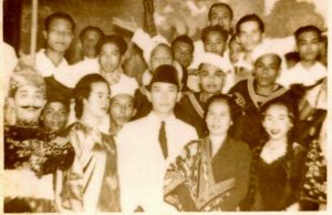 Bung Karno di tengah-tengah kelompok teater Monte Carlo