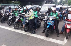 Polisi membagikan maklumat Kapolda Metro jaya