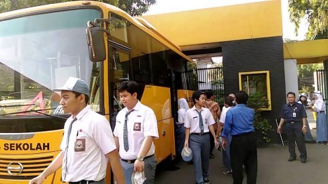 bus sekolah
