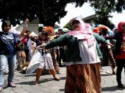 Buruh Yogya Gelar Tumpengan Gugah Gubernur Naikkan Upah
