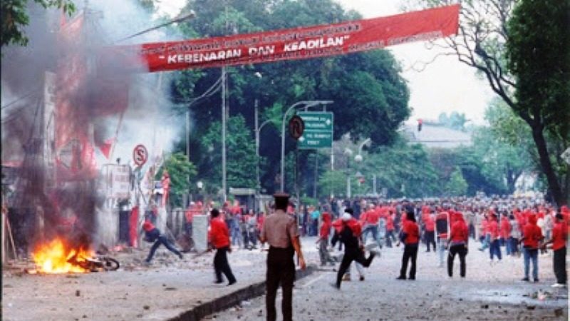 Kerusuhan 27 Juli 1996: Ketika "Hantu" Soekarno Melawan Balik - Koran ...