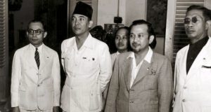 Achmad Soebardjo (sebelah kiri Bung Karno, jas abu-abu