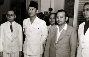 Achmad Soebardjo (sebelah kiri Bung Karno, jas abu-abu