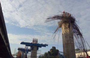 Bekisting Pierhead yang ambruk di proyek Tol Becakayu, Kebun Nanas, Jakarta Timur