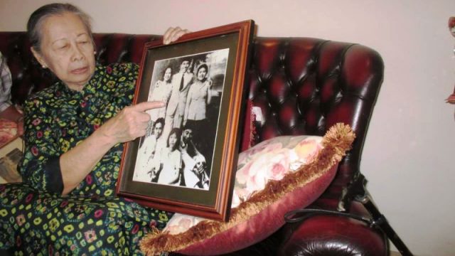 Kartika Uteh bersama keluarga saat pembutan film dokumenter di rumahnya, 2016