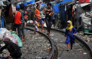 Seorang anak warga pemukiman bantaran rel