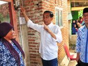 Presiden Joko Widodo meninjau program pemberian sambungan listrik gratis