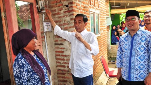 Presiden Joko Widodo meninjau program pemberian sambungan listrik gratis