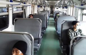 Suasana di dalam kereta api