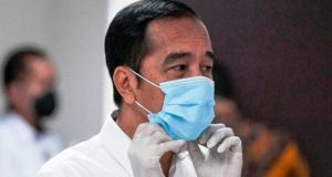Ilustrasi: Presiden Joko Widodo merapikan masker saat meninjau Rumah Sakit Darurat Penanganan COVID-19 Wisma Atlet Kemayoran, Jakarta, tahun 2020 lalu/ Antara-Hafidz Mubarak A