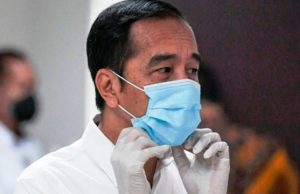 Ilustrasi: Presiden Joko Widodo merapikan masker saat meninjau Rumah Sakit Darurat Penanganan COVID-19 Wisma Atlet Kemayoran, Jakarta, tahun 2020 lalu/ Antara-Hafidz Mubarak A