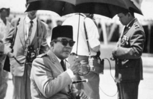 Bung Karno ketika meninjau pembangunan Masjid Istiqlal