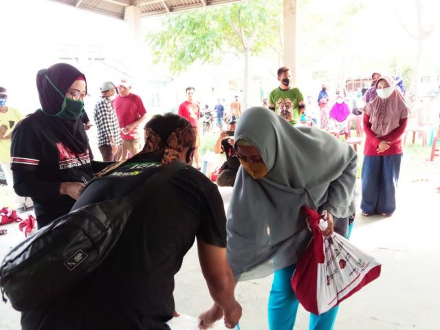 Alumni SMA Jakarta Bersatu Salurkan Bansos ke Warga Bekasi