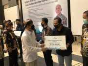 bank bjb Salurkan KUR kepada Pelaku UMKM untuk Hadapi Pandemi Covid-19 Menteri Koperasi dan UMKM Teten Masduki memberikan KUR dari bank bjb