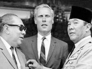 Wartawan Belanda Willem Oltmans ketika bersama Bung Karno/YouTube