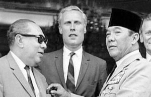 Wartawan Belanda Willem Oltmans ketika bersama Bung Karno/YouTube