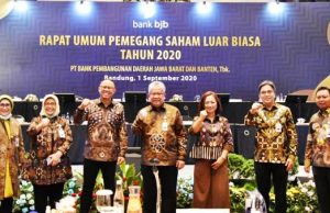 Direktur Komersial dan Usaha Mikro Kecil Menengah bank bjb Nancy Adistyasari (ketiga dari kanan)/Dokumentasi bank bjb