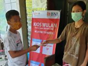 Caption: Nasabah sedang melakukan setor tunai di Agen46 milik Catur Wulan Sari di Melonguane, Kepulauan Talaud, Sulawesi Utara, Sabtu (26 Desember 2020).