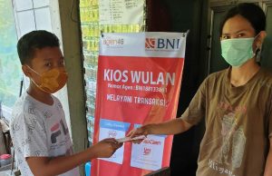 Caption: Nasabah sedang melakukan setor tunai di Agen46 milik Catur Wulan Sari di Melonguane, Kepulauan Talaud, Sulawesi Utara, Sabtu (26 Desember 2020).