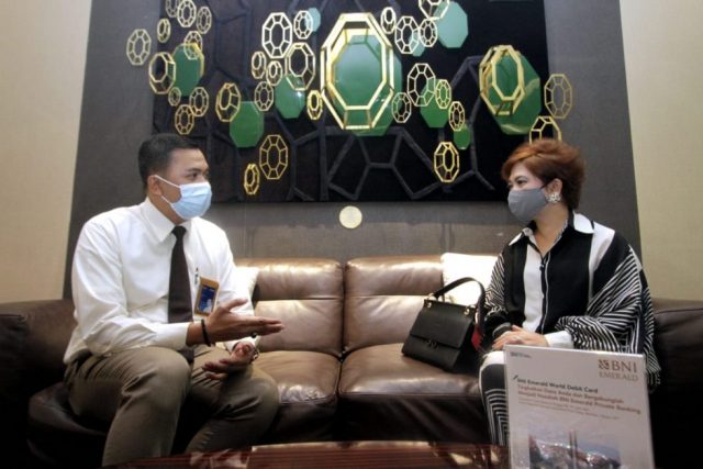IMG-20210110-WA0013 Relationship Manager sedang berbincang-bincang dengan Nasabah BNI Emerald di BNI Emerald Lounge, Jakarta belum lama ini.
