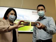 Nasabah menunjukkan Kartu Debit World BNI Emerald di Jakarta belum lama ini. (Foto: Dokumen BNI)