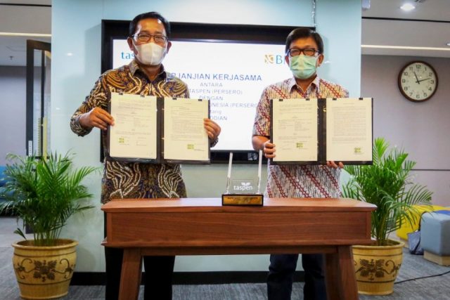 IMG-20210115-WA0006 Direktur Hubungan Kelembagaan BNI Sis Apik Wijayanto (kiri) dan Direktur Keuangan Taspen Patar Sitanggang (kanan) menandatangani Perjanjian Kerjasama Kustodian di Jakarta, (15 Januari 2021). BNI mendapatkan kepercayaan menjadi pemberi jasa kustodian untuk mengelola asset-aset Taspen. Asset Under Custody (AUC) BNI per bulan Desember 2020 mencapai Rp 270,5 triliun dengan total nasabah mencapai lebih dari 200 institusi.