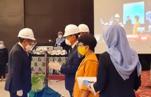 Wakil Rektor Universitas Gadjah Mada (UGM) Prof. Djagal Wiseso Marseno melantik Menteri Kelautan dan Perikanan Sakti Wahyu Trenggono dan Sekretaris Jenderal PDI Perjuangan Hasto Kristiyanto setelah lulus dari program profesi insinyur/Ist