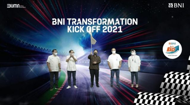 (Ki-Ka) Komisaris BNI Asmawi Syam, Komisaris Utama BNI Agus Martowardojo, Menteri BUMN RI Erick Thohir, Direktur Utama BNI Royke Tumilaar, dan Wakil Direktur Utama BNI Adi Sulistyowati pada BNI Transformation Kick Off 2021 di Jakarta, Rabu (27 Januari 2021).