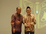 Moh. Amir Sutaarga/kanan dalam ajang Museum Award 2012 (Sumber: Detik Travel)