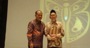 Moh. Amir Sutaarga/kanan dalam ajang Museum Award 2012 (Sumber: Detik Travel)