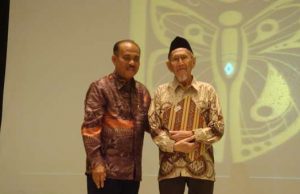 Moh. Amir Sutaarga/kanan dalam ajang Museum Award 2012 (Sumber: Detik Travel)