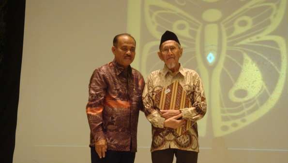 Moh. Amir Sutaarga/kanan dalam ajang Museum Award 2012 (Sumber: Detik Travel)