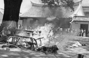 Massa membakar universitas Res Publica di Grogol pada Oktober 1965 (Sumber: Getty Images melalui tempo.co)