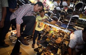 Presiden Jokowi mencoba sepatu Cibaduyut beberapa waktu lalu