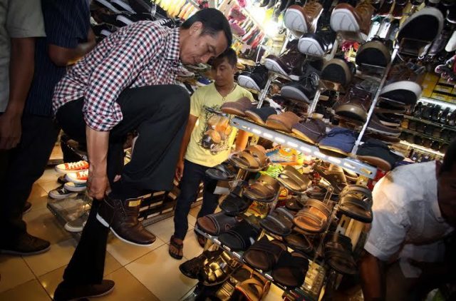 Presiden Jokowi mencoba sepatu Cibaduyut beberapa waktu lalu