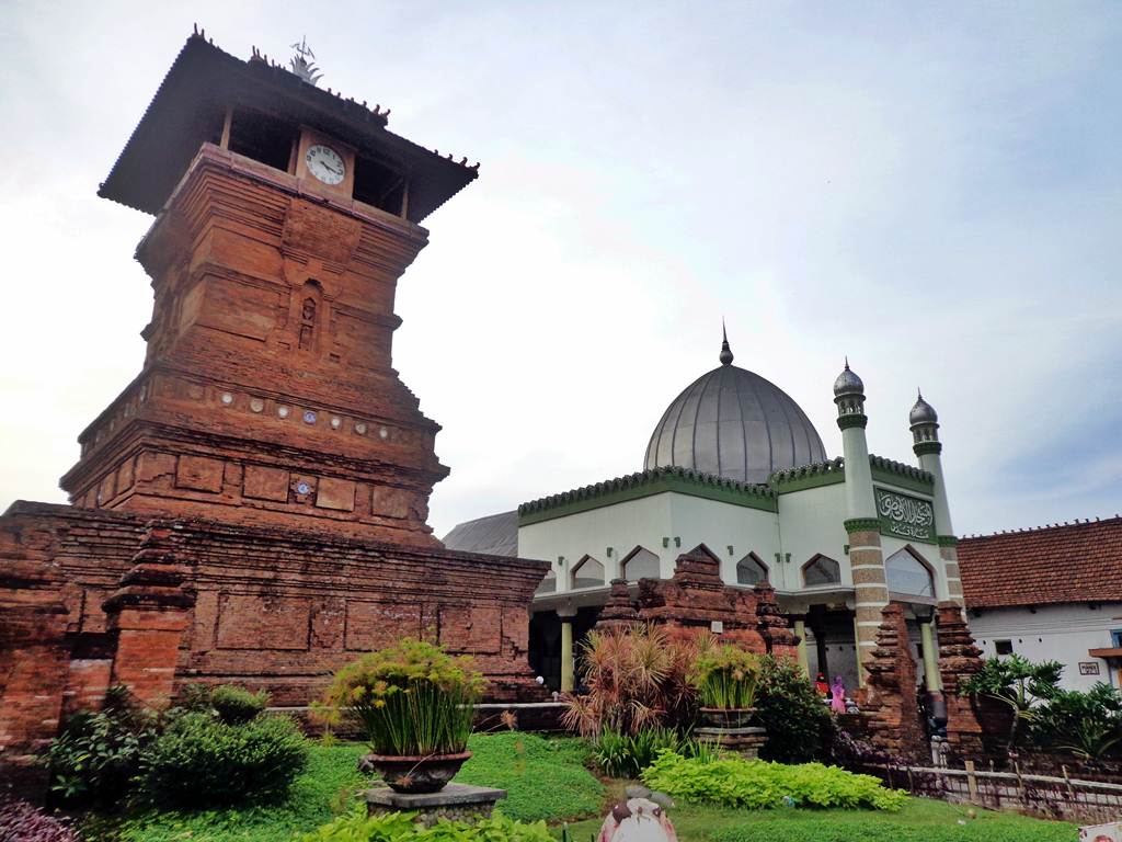 Salah satu bentuk akulturasi antara budaya indonesia dengan budaya india pada bentuk bangunan candi terlihat dari…