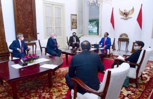 Presiden RI Joko Widodo menerima Wakil Presiden Eksekutif Komisi Eropa untuk Kebijakan Hijau Eropa dan Iklim, Frans Timmermans di Istana Bogor, Senin, 18 Oktober