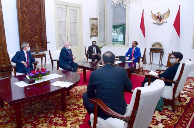 Presiden RI Joko Widodo menerima Wakil Presiden Eksekutif Komisi Eropa untuk Kebijakan Hijau Eropa dan Iklim, Frans Timmermans di Istana Bogor, Senin, 18 Oktober