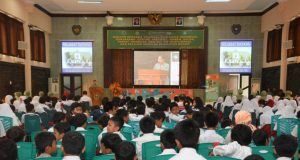 Para siswa-siswi di Bogor bersama-sama menonton Festival Film Sains